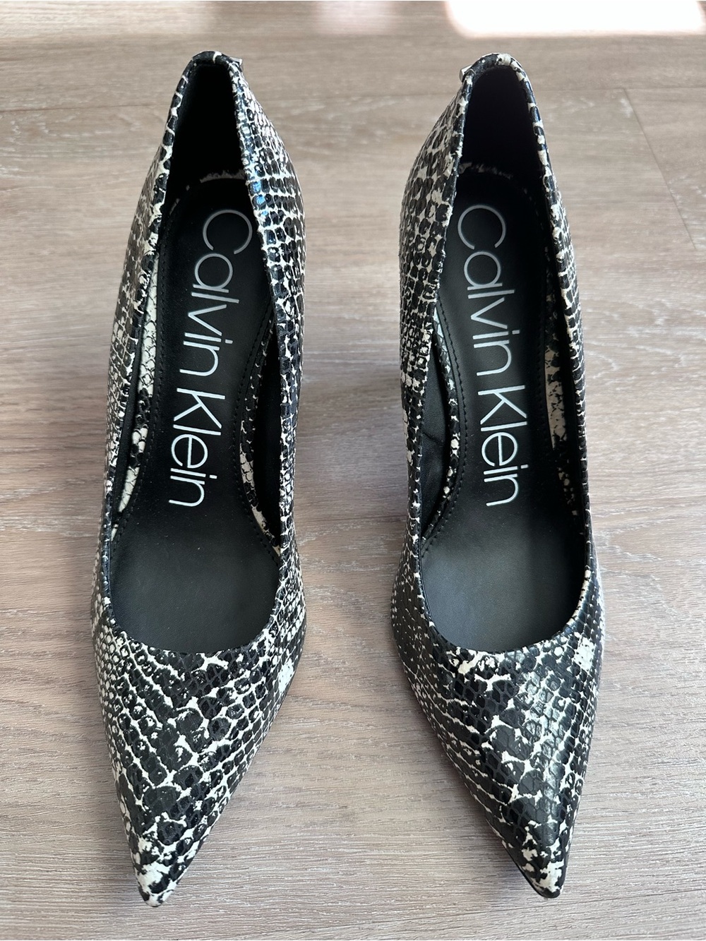 Calvin Klein Snakeskin Pointed Toe Pumps Heels 8.5 Leather